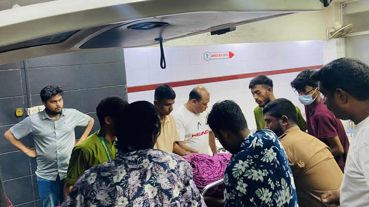 নোয়াখালীতে নামাজরত অবস্থায় দুর্বৃত্তের কোপে আহত আ.লীগ নেতার মায়ের মৃত্যু